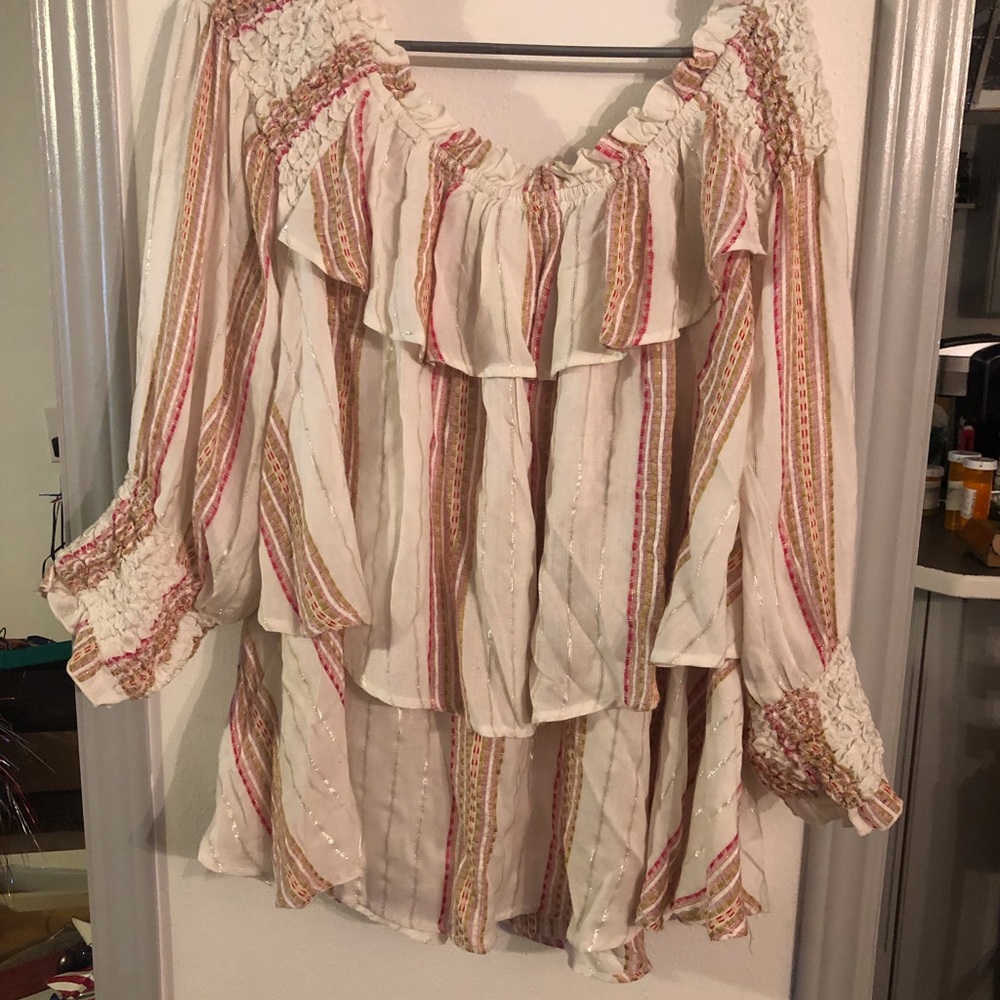 Ruffled top RAyon/polyester blend. Smoke free